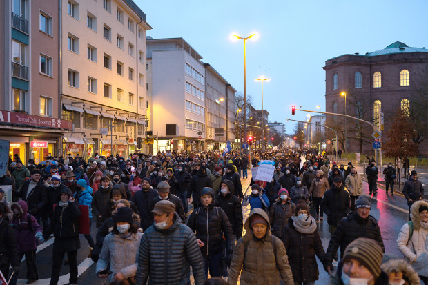 „Das Maß ist voll“ – Erneut demonstrieren über 100.000 Menschen gegen Corona-Maßnahmen