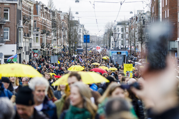 Proteste in Amsterdam: Polizei lässt Hunde auf Demonstranten los