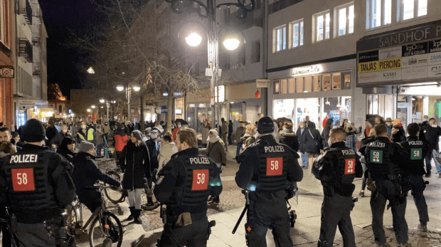 „Polizei kesselt Spaziergänger ein“ – Erlebnisberichte von den Corona-Protesten