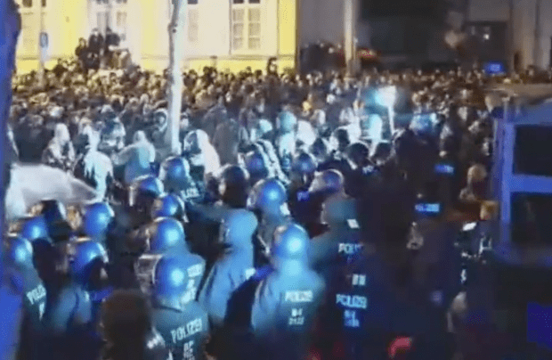 Erneut Hunderttausende auf den Straßen – Polizei setzt Demo-Verbote mit Pfefferspray durch