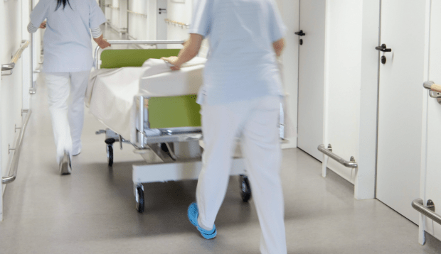 Bundesregierung erklärt: Ungeimpfte Pfleger können je nach Personalsituation weiterarbeiten