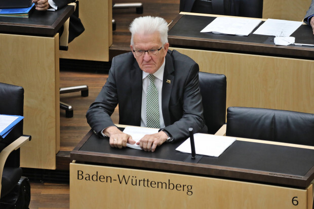 Die Kritik an der Impfpflicht wächst, doch die Politik will davon nichts wissen