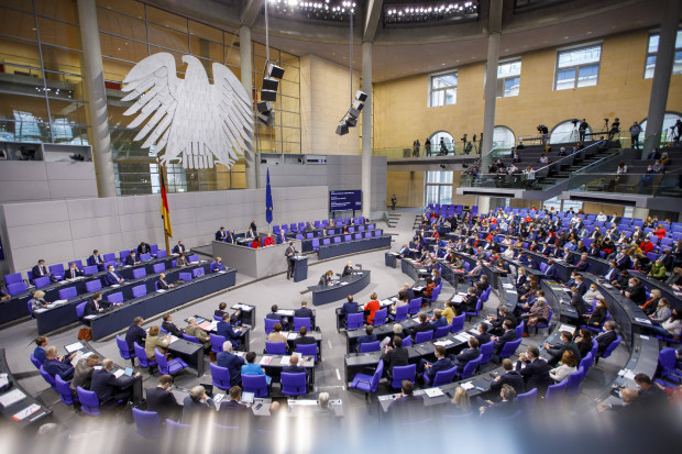 Ein alter innerdeutscher Konflikt schwelt weiter: Westlicher Verbündeter oder Vermittler?