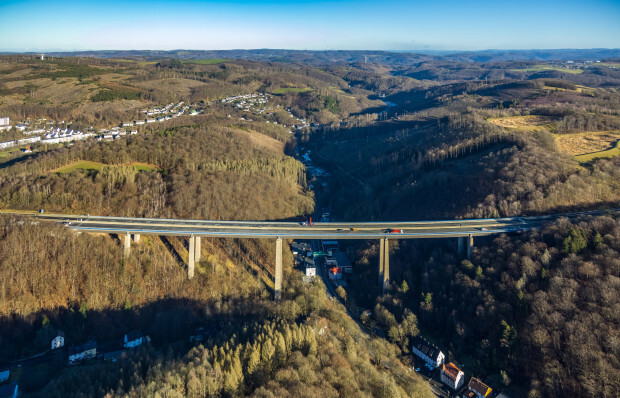 Brücke völlig unbrauchbar – Sauerlandlinie auf Jahre gesperrt