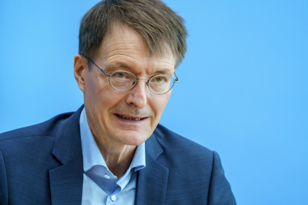 Deutschlands Sonderweg: Lauterbach will schnelle Impfpflicht und Kontaktbeschränkungen