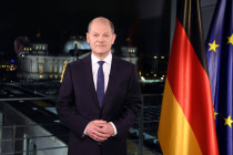 Gemeinsamkeit in Scholzland, während Polizei gemeinsam Feiernde vertreibt