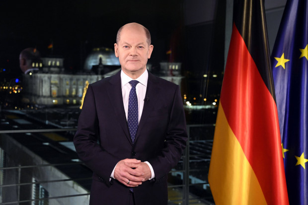 Gemeinsamkeit in Scholzland, während Polizei gemeinsam Feiernde vertreibt