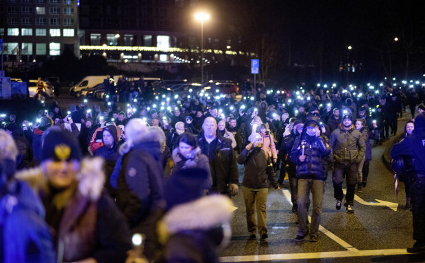 „Montagsspaziergänge“: Über 100.000 Menschen demonstrieren in Deutschland gegen Corona-Maßnahmen