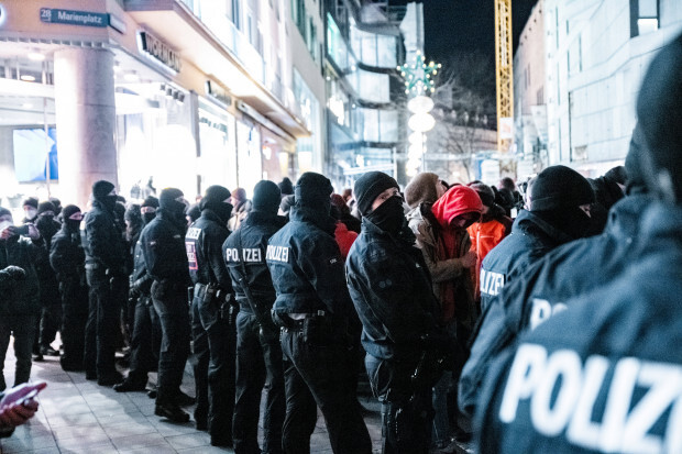 München: Mit Schlagstöcken und Pfefferspray – Polizei kesselt Tausende Demonstranten ein