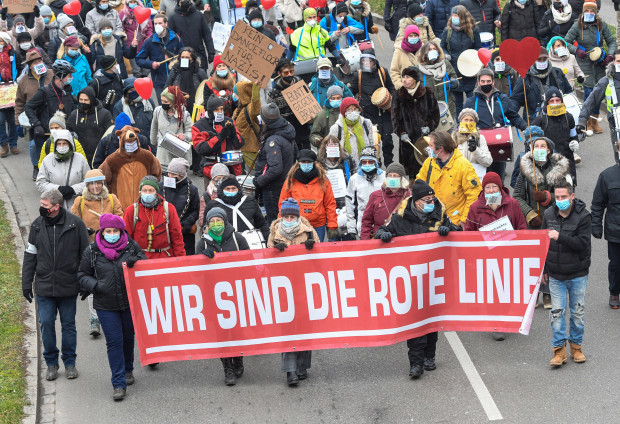 Friedliche Corona-Demonstrationen verboten – Linksextreme dürfen mit Pyrotechnik aufmarschieren