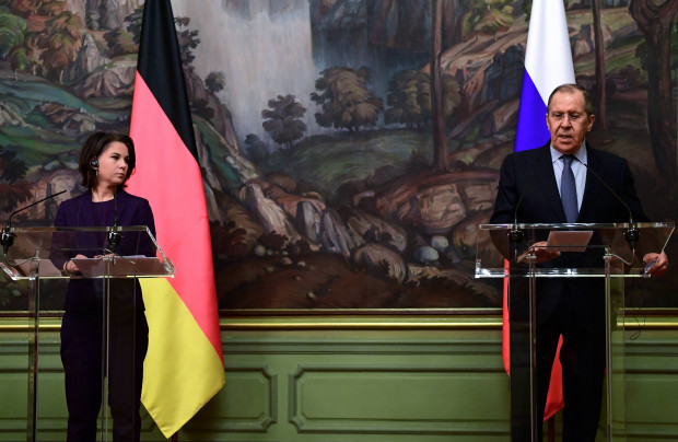 Aufatmendes Rauschen im deutschen Blätterwald: Baerbock übersteht ihre Bewährungsprobe