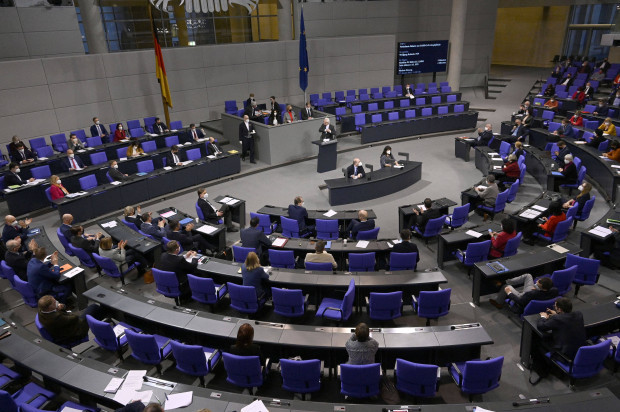 Erste Bundestagsdebatte zur Impfpflicht: Linken-Abgeordneter erzählt von Tod seines Vaters einen Tag nach der Impfung