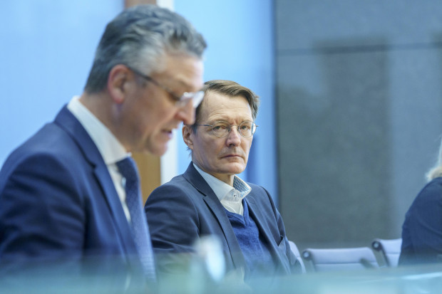 Lauterbach in Bundespressekonferenz: Rechte von Genesenen spielen „gar keine Rolle“