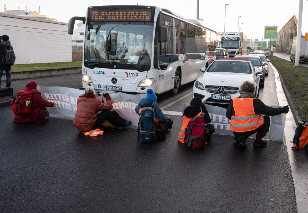 „Letzte Generation“ blockiert Flughäfen in Deutschland