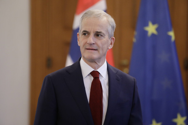 Norwegen: Premierminister Støre steckt seine Maske weg