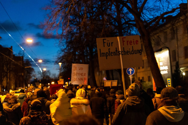 Montagsspaziergänge: Erneut rund Hunderttausend Demonstranten friedlich auf den Straßen