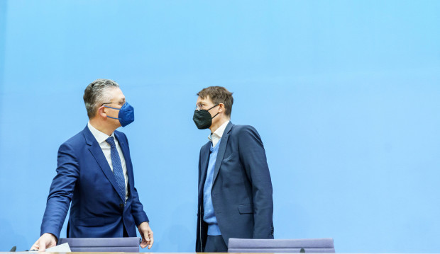 „Zweifel an der Verfassungsmäßigkeit“: Bundesverfassungsgericht rügt Lauterbachs Genesenen-Coup