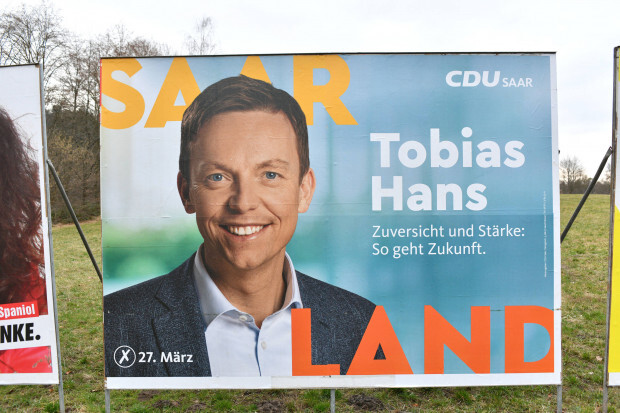 Mit dem saarländischen Ministerpräsidenten Tobias Hans stürzt ein weiteres Stück Merkel-CDU