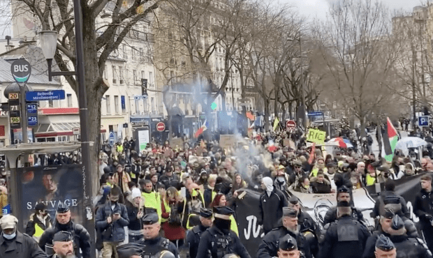 Demonstranten fordern Freiheit und Gleichheit vor dem Gesetz zurück: Laufen die „Impfpässe“ aus?