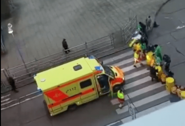 Greenpeace versperrt Krankenwagen den Weg