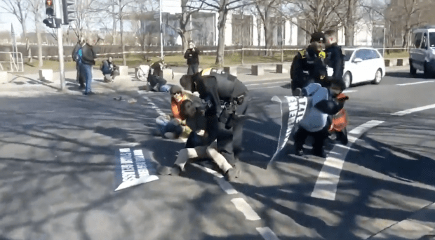 Neues von der Letzten Generation: „Ich klebe! Ich klebe!“