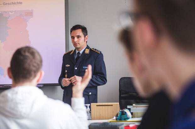 Bildungsministerin will, dass Jugendoffiziere in Schulen mitwirken