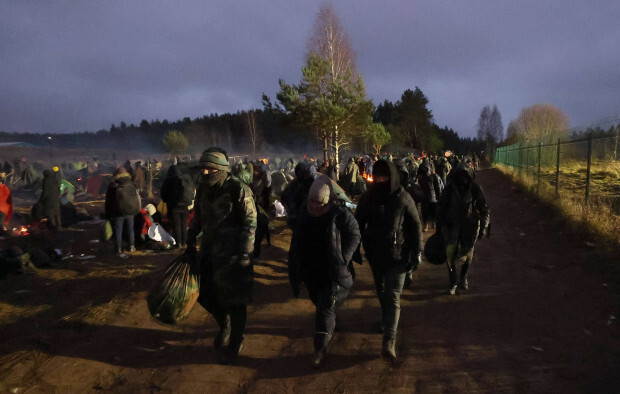 Ayaan Hirsi Ali: Wenn Massenmigration zur Waffe wird, müssen wir uns verteidigen