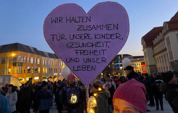 „Kinder sind niemals schuld“ – Wieder Zehntausende bei Montagsspaziergängen