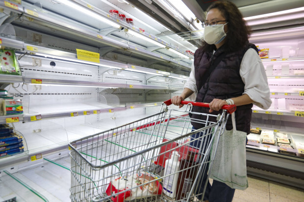 In Hongkong Massentesten, drohender Lockdown, Hamsterkäufe