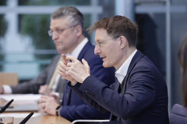 Lauterbach dirigiert sein Panikorchester weiter