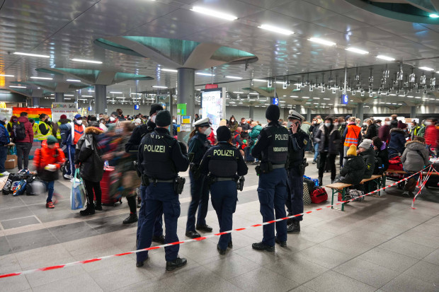 Ukrainer müssen fliehen, aber Afrikaner kommen an