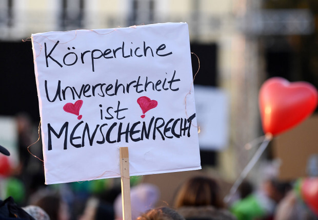 “Echte Antifaschisten laufen hier“: Weiter über 100.000 Bürger bei „Montagsspaziergängen“