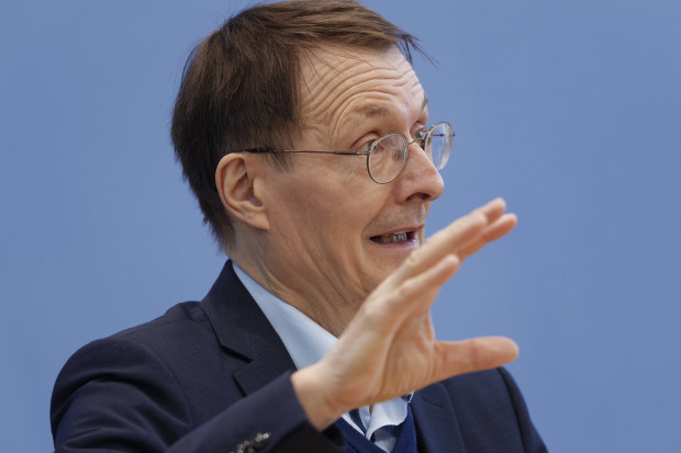 Lauterbach macht nach außen Panik – und gibt den Ärzten Entwarnung