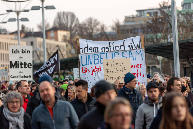 Wachsender Protest gegen Pfleger-Impfzwang – Zehntausende auf den Straßen