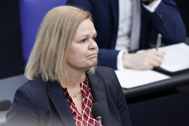 Wie Nancy Faeser im Bundestag alle unbequemen Fragen vermeidet