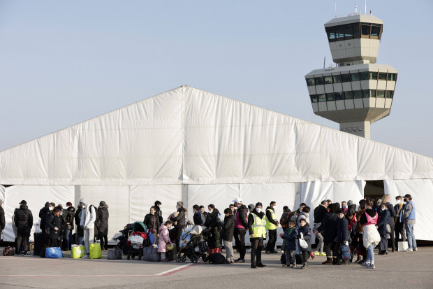 Berlins Hauptbahnhof versinkt im Chaos, Tegel muss herhalten