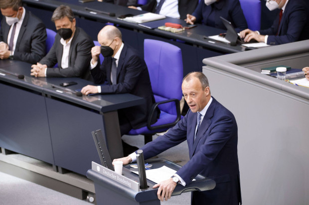 Haushaltsdebatte: Merz stellt bohrende Fragen, Scholz vermeidet Konkretes