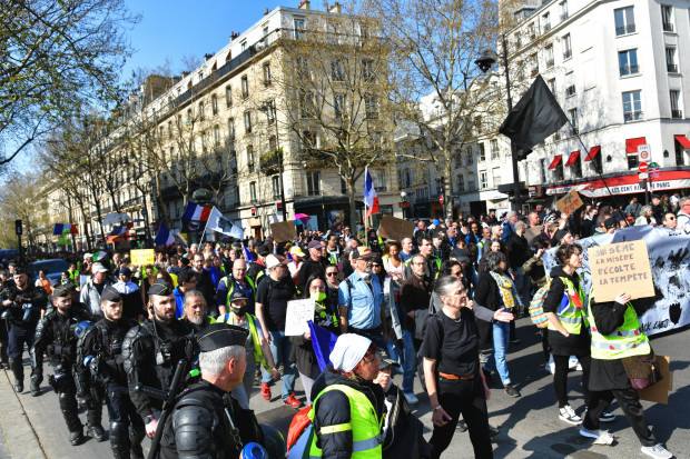 Sorge um Bürgerrechte: Tausende sind auf den Straßen in Frankreich, Australien und Kanada