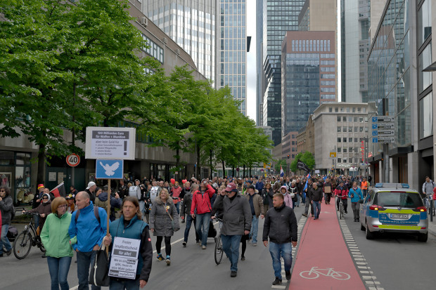 Weiter Zehntausende „Spaziergänger“ – Auseinandersetzung um Bußgeldbescheide