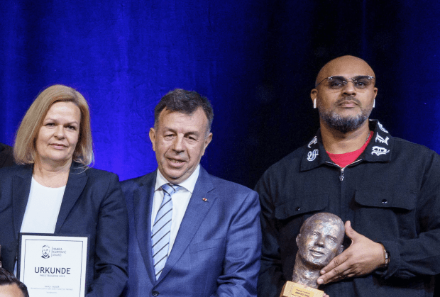 Faeser posiert mit Israelfeind