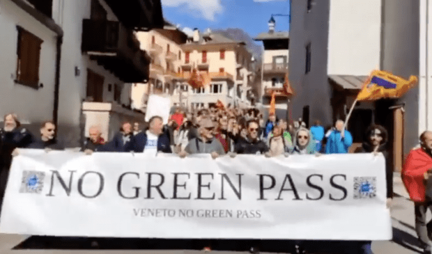 Weltweite Demonstrationen halten an: Le Pen verspricht Wiedereinstellung der 15.000 Gesundheitsarbeiter