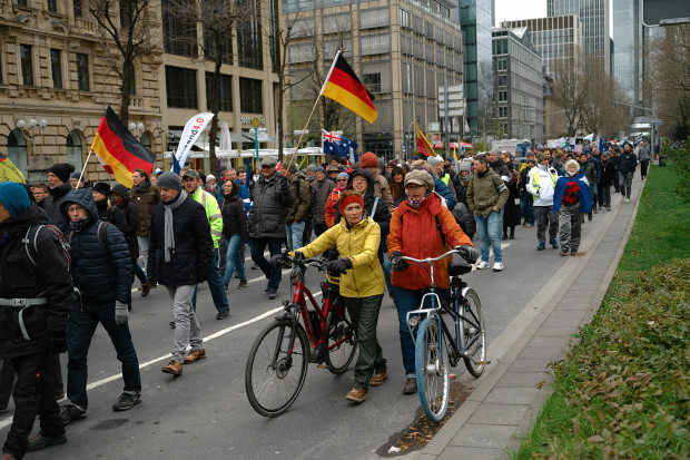 „Böser Zynismus“ – Kanzler Scholz trifft auf Anti-Impfzwang-Demonstranten