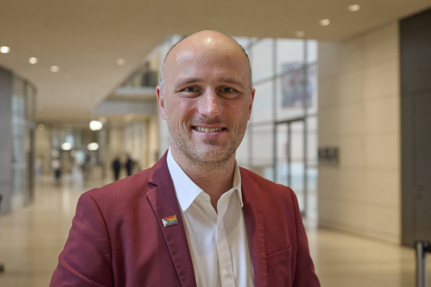 Queer-Beauftragter beschimpft besorgte Mutter als „transfeindlich“ und „homophob“