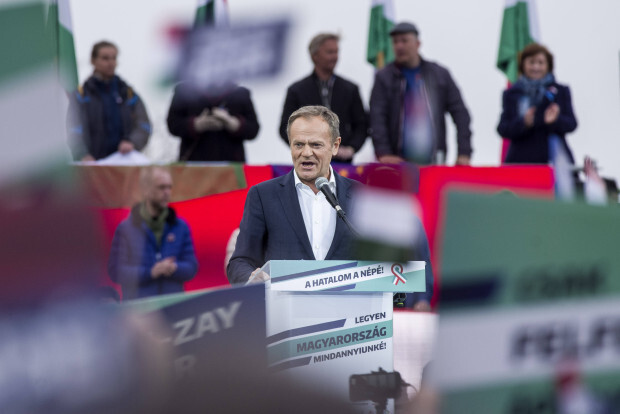 Warum der polnische EVP-Chef Tusk im ungarischen Wahlkampf gegen Orbán auftritt