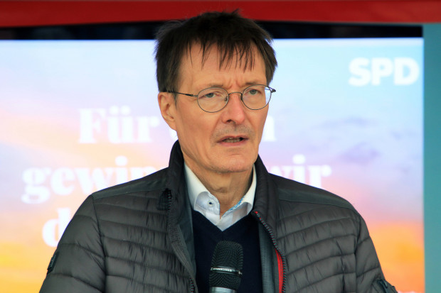 Karl Lauterbach riskiert mit seinen Medienspielen Leben