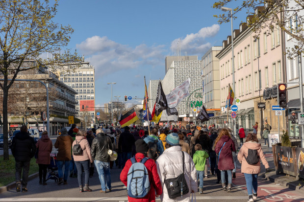 Nach Impfpflicht-Aus: Zehntausende Spaziergänger feiern ihren Sieg – und wollen weitermachen