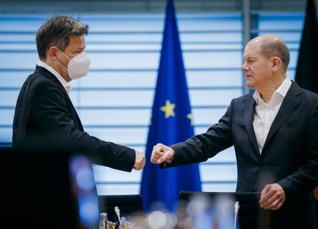 Was die Grünen im Wahlkampf über Waffenexporte sagten, die sie jetzt fordern