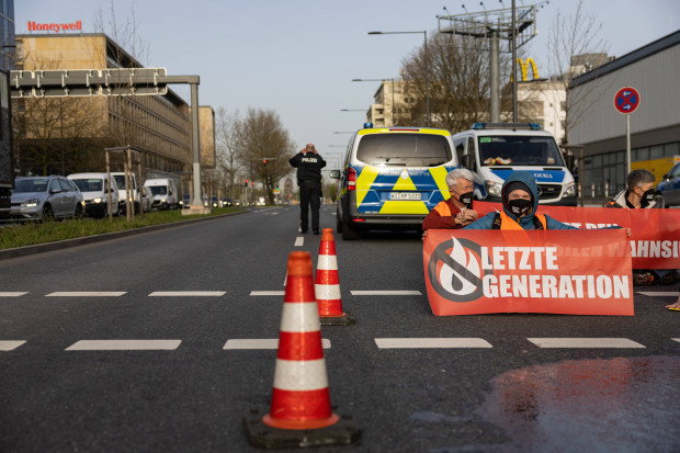 „Letzte Generation“ schüttet Öl auf Frankfurts Straßen aus – Radfahrerin verletzt