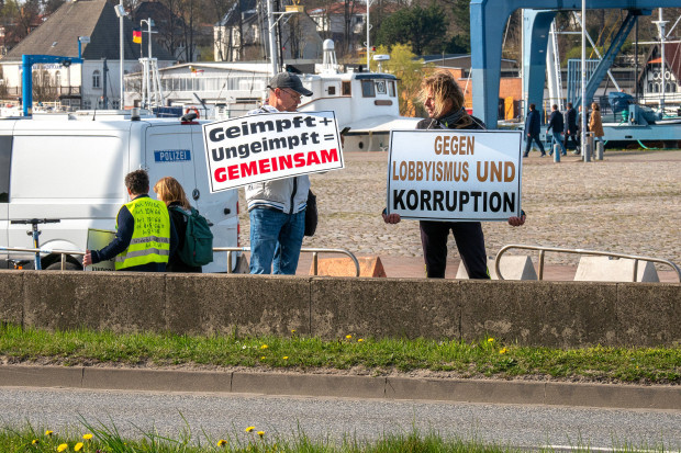 Einfach weiter spaziert: Wieder Zehntausende am Ostermontag auf den Straßen
