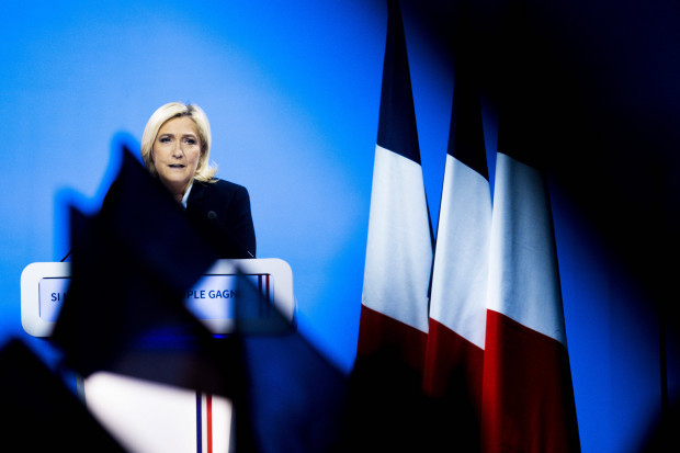 Wie halb Frankreich mit Macht eine demokratische Kandidatin bekämpft